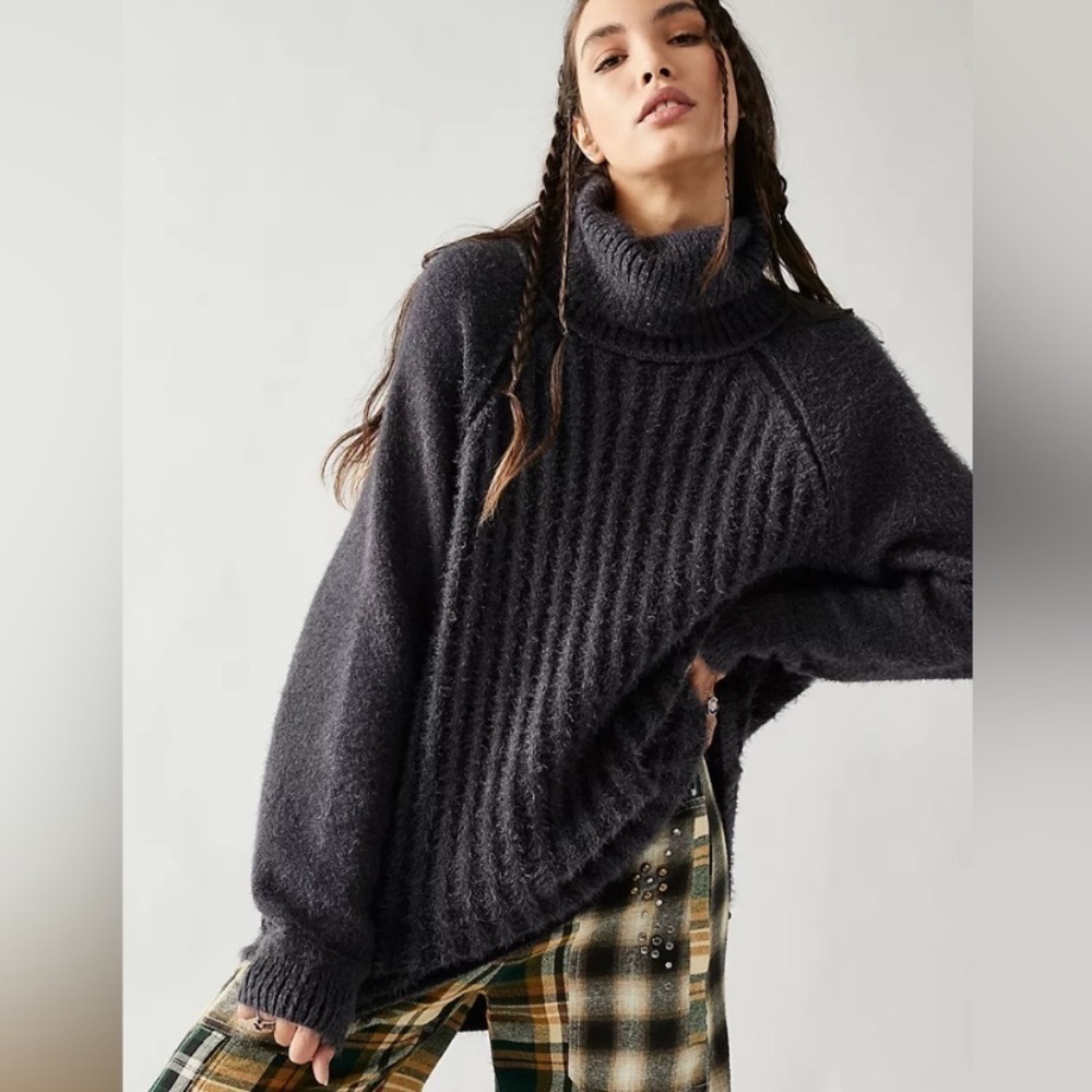 Free People Big City Turtleneck Size Small (Oversized)